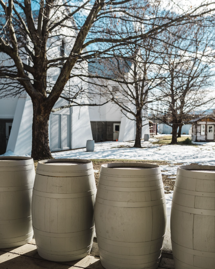 캐나다 아이스와인 레드 루스터 와인너리 겨울철 오크통 사진