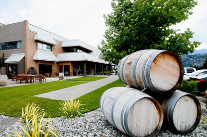 잭슨 트릭스 오카나간 와이너리 전경과 오크통